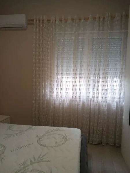 Jepet me qera apartament 2+1 i sapomobiluar Rruga e kavajes , ne krah te delijorgji 550 euro