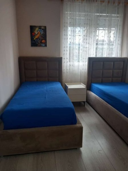 Jepet me qera apartament 2+1 i sapomobiluar Rruga e kavajes , ne krah te delijorgji 550 euro