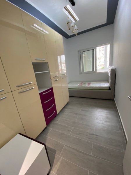 Shitet apartament 2+1