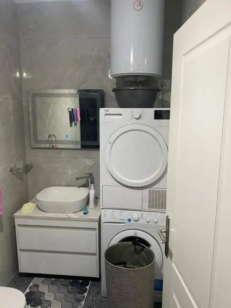 Jepet Shtepi  me qera,    ne Pallat i Ri 1+1    ID   11808