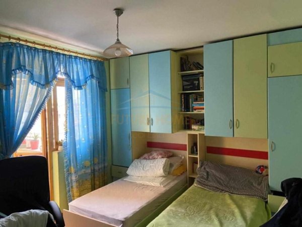 Shitet apartament 3+1+2 Rruga Kongresi i Manastirit, Tirane