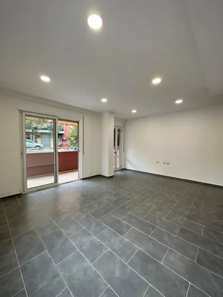Apartament Dhe Dyqan Per Shitje Ne Fresk