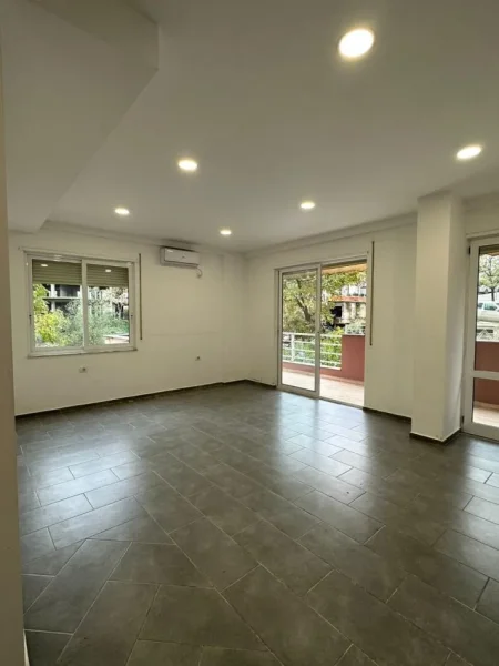 Apartament Dhe Dyqan Per Shitje Ne Fresk