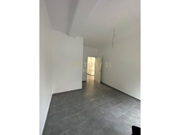 Komercial Duplex në shitje në rrugen Muhamet Deliu, Fresk, Tiranë