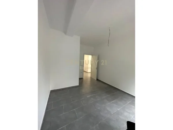 Komercial Duplex në shitje në rrugen Muhamet Deliu, Fresk, Tiranë