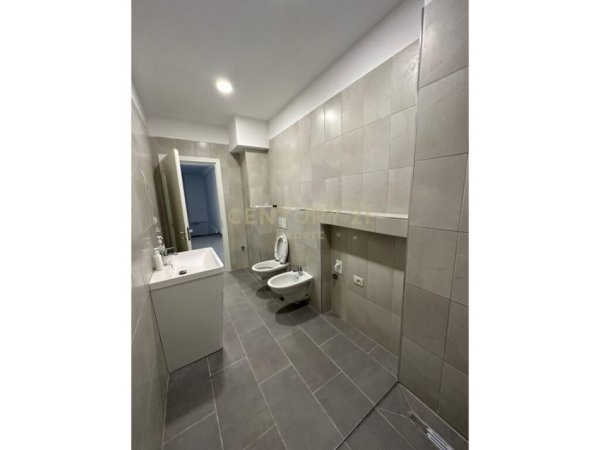 Komercial Duplex në shitje në rrugen Muhamet Deliu, Fresk, Tiranë