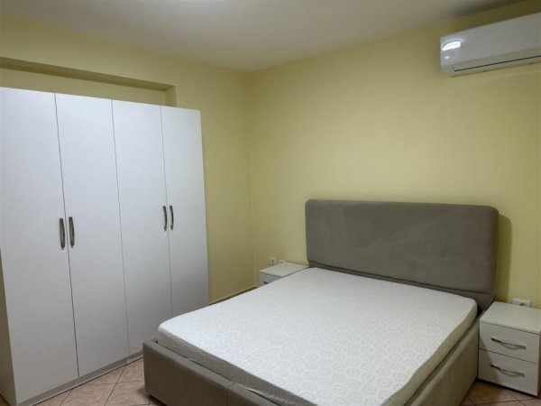 Jepet me qira apartament 2+1+1+ BLLK tek Xhamia Tabakeve