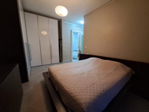 Jepet apartament me qera Komuna e Parisit !