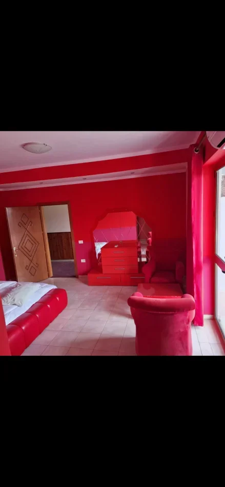 Jepen dhoma hoteli me
Qera afatgjate,