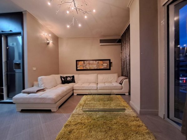 Jepet me qera apartament 2+1 tek Komuna e Parisit !