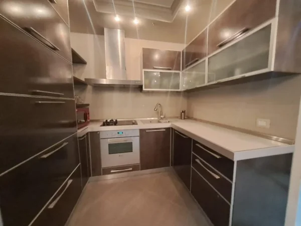 Jepet me qera apartament 2+1 tek Komuna e Parisit !