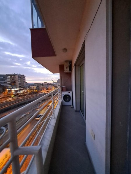 Jepet me qera apartament 2+1 tek Komuna e Parisit !