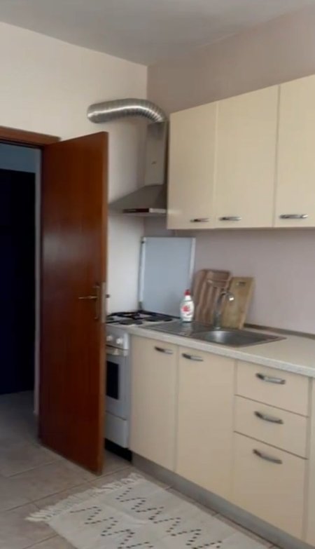 Jepet me qera apartament 1+1, Rruga Fortuzi , prane eco market 400 euro