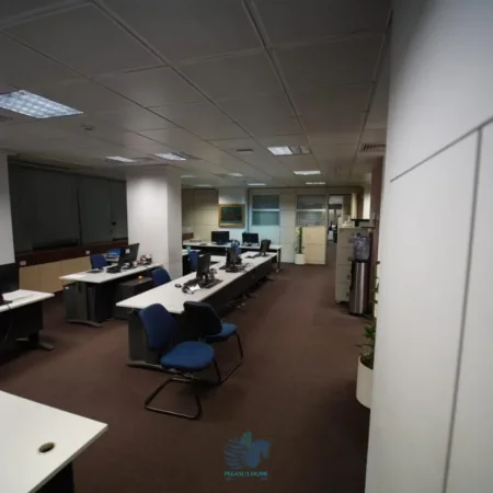 Jepen Me Qera 4 Ambjente Zyrash Ne Rrugen e Kavajes[ID PZ44]