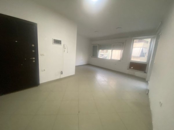 Jepet me qira apartament 2+1, Te Xhamia Kopshti Botanik