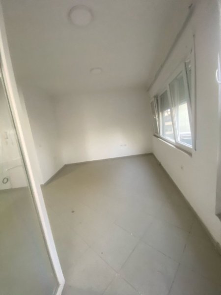 Jepet me qira apartament 2+1, Te Xhamia Kopshti Botanik