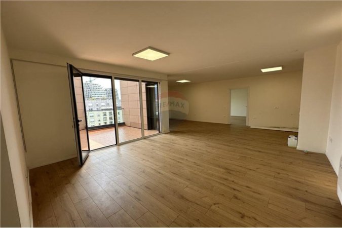 AMBIENT PER QIRA TEK KOMUNA E PARISIT! 180m²