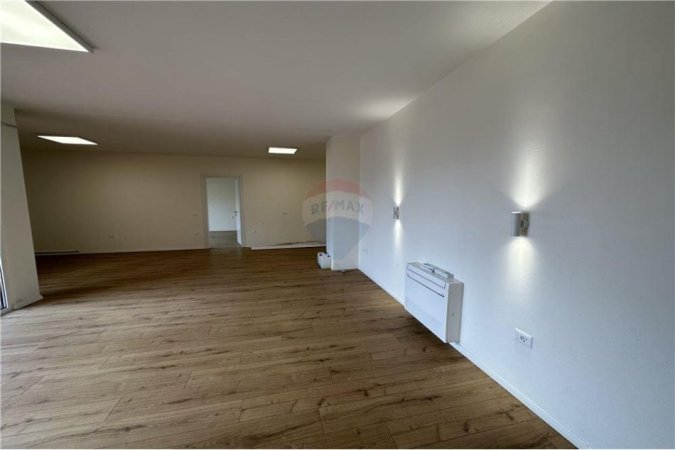 AMBIENT PER QIRA TEK KOMUNA E PARISIT! 180m²