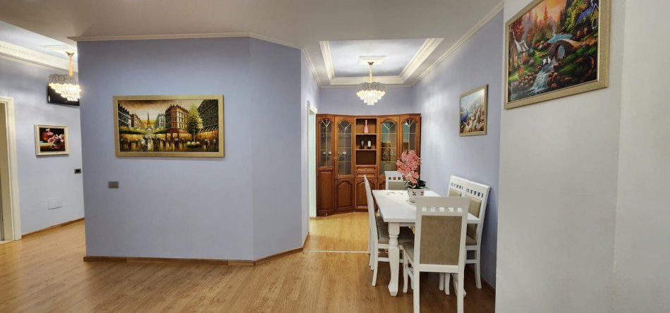 Jepet me qera apartament 2+1+2 i sapomobiluar, Bulevardi Zogu i 1 , vija e pare e pallateve 750EURO