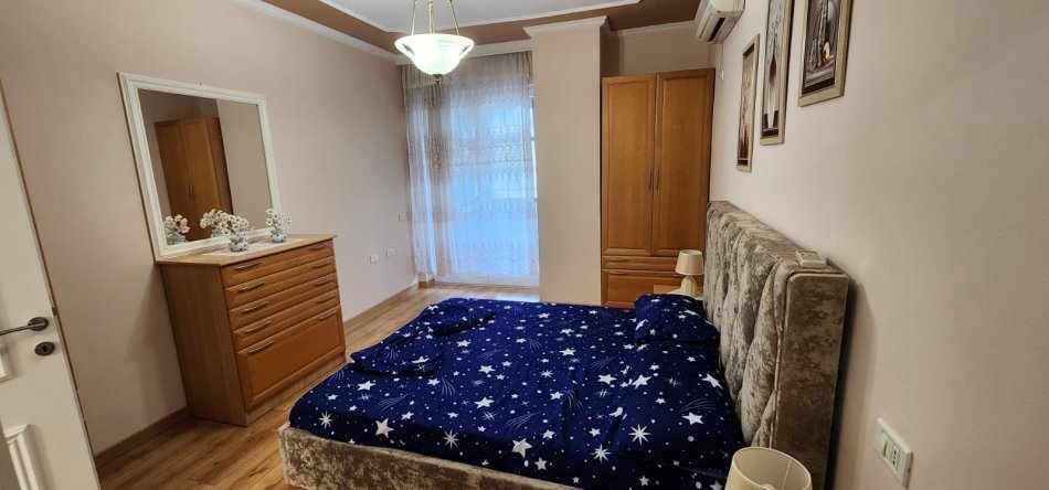 Jepet me qera apartament 2+1+2 i sapomobiluar, Bulevardi Zogu i 1 , vija e pare e pallateve 750EURO