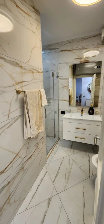 Jepet me qera apartament 2+1+2 i sapomobiluar, Bulevardi Zogu i 1 , vija e pare e pallateve 750EURO