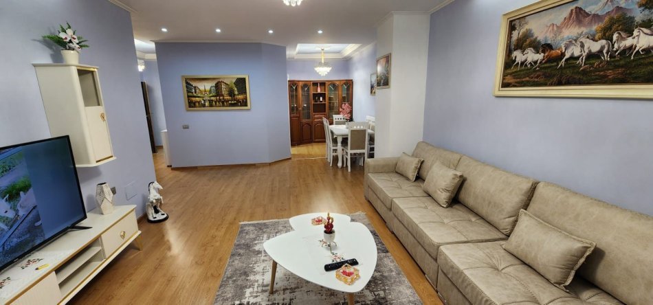 Jepet me qera apartament 2+1+2 i sapomobiluar, Bulevardi Zogu i 1 , vija e pare e pallateve 750EURO