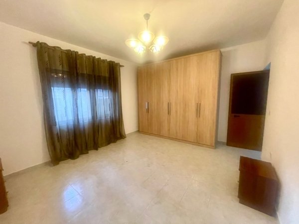 Apartament  3+1+Post Parkimi prane 21 dhjetorit 500 euro