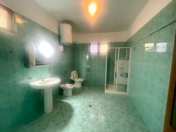 Apartament  3+1+Post Parkimi prane 21 dhjetorit 500 euro