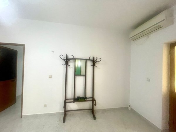 Apartament  3+1+Post Parkimi prane 21 dhjetorit 500 euro