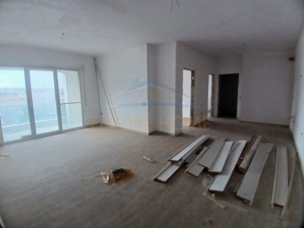 Shitet, Apartament 2+1, prane Hotel Palace, Durres