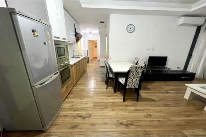 Apartament per qira, 3+1 totalisht i mobiluar, buze Unazes se Re, per 500 Euro/muaj!