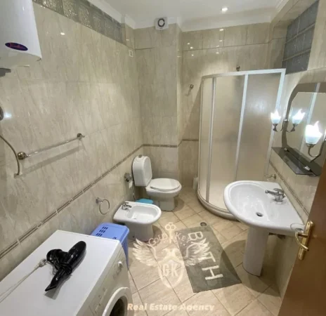 Apartament me Qera 
• Sistemi 1+1 + Ballkon
• Kati 4 Pallat me ashensor,
• Total Mobiluar,
• Kondicioner, Ballkon me orientim nga deti,
• Jepet per afatgjate dhe familjar
🏡Lagja 1,Vollga🏡
• 400€ neto ✅ 
WEB LINK : https://goldkeyrealestate.al/.../DetajetePro.../15473662Post Nr : 15473662
_________