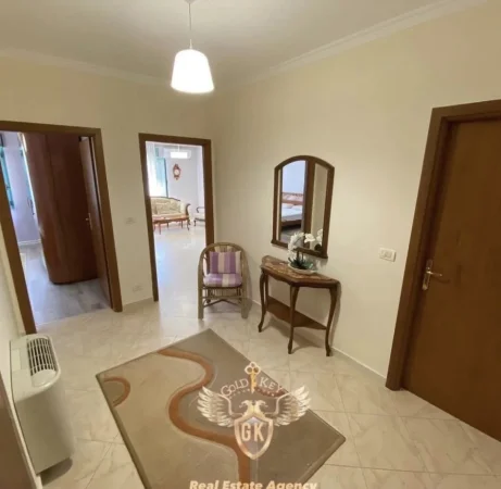 Apartament me Qera 
• Sistemi 1+1 + Ballkon
• Kati 4 Pallat me ashensor,
• Total Mobiluar,
• Kondicioner, Ballkon me orientim nga deti,
• Jepet per afatgjate dhe familjar
🏡Lagja 1,Vollga🏡
• 400€ neto ✅ 
WEB LINK : https://goldkeyrealestate.al/.../DetajetePro.../15473662Post Nr : 15473662
_________