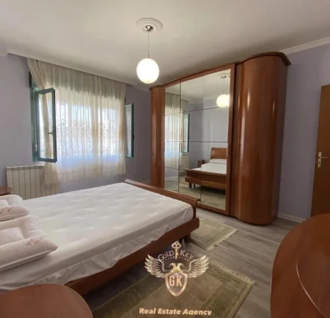 Apartament me Qera 
• Sistemi 1+1 + Ballkon
• Kati 4 Pallat me ashensor,
• Total Mobiluar,
• Kondicioner, Ballkon me orientim nga deti,
• Jepet per afatgjate dhe familjar
🏡Lagja 1,Vollga🏡
• 400€ neto ✅ 
WEB LINK : https://goldkeyrealestate.al/.../DetajetePro.../15473662Post Nr : 15473662
_________