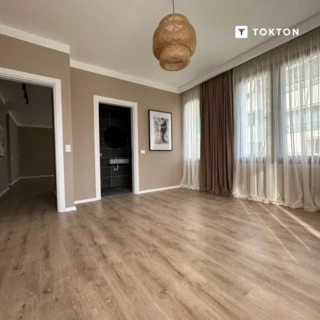 Shitet Apartament 2+1 Tek 21 Dhjetori