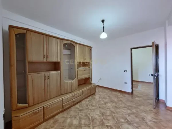 Tirane, jepet me qera apartament 2+1+A+BLK Kati 4, 90 m² 400 Euro (RR NAIM FRASHERI)
