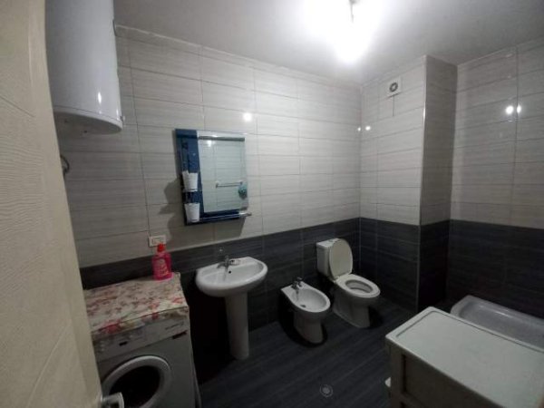 Tirane, jepet me qera garsonier 1+1+BLK Kati 3, 65 m² 240 Euro (Kopleksi "Graden City", Dy kullat, Kthesa e Kamzes)