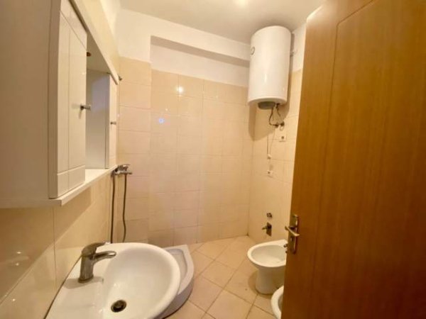Tirane, jepet me qera apartament 1+1+BLK Kati 3, 65 m² 280 Euro (Vila L)