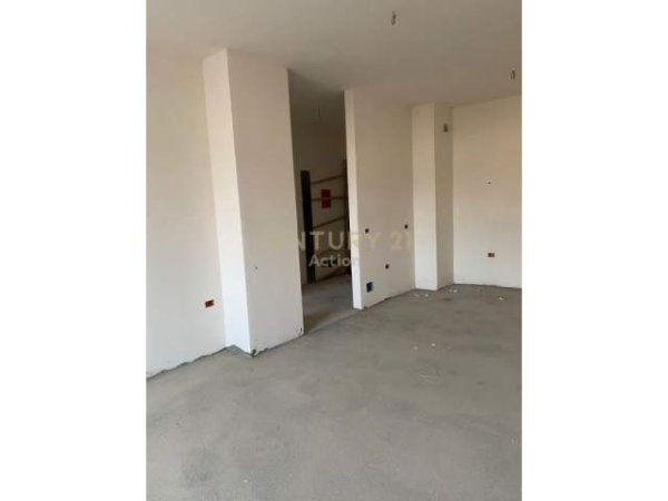 Tirane, jepet me qera Godine 5 kateshe, 175 m² 1.500 Euro (Siri Kodra)