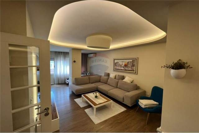 Tirane, jepet me qera apartament 2+1 Kati 7, 119 m² 600 Euro (Rruga e Bogdaneve)