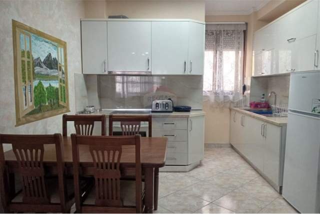 Tirane, jepet me qera apartament 2+1+BLK Kati 4, 94 m² 550 Euro