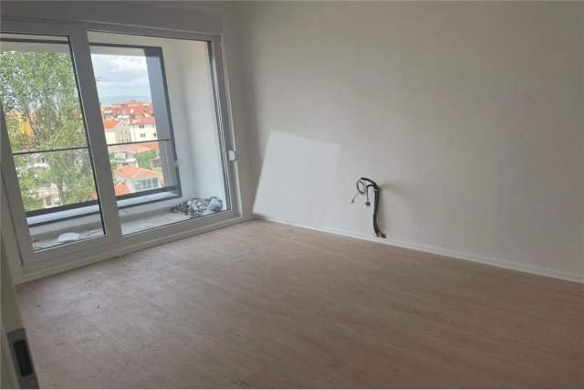 Tirane, jepet me qera zyre Kati 1, 115 m² 550 Euro (Kompleksi kontakt)