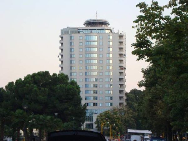 Tirane, jepet me qera ambjent biznesi Kati 0, 46 m² 5.000 Euro (Ish Blloku)