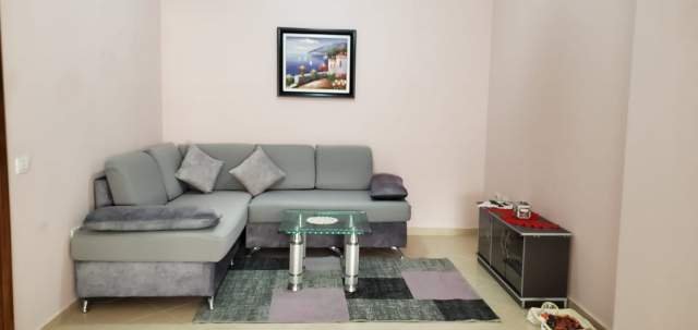 Tirane, jepet me qera apartament 2+1 300 Euro