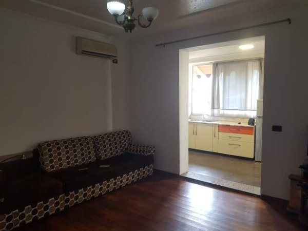 Tirane, jepet me qera garsonier 1+1 Kati 1, 46 m² 23.000 Leke (Rruga Tonin Harapi)
