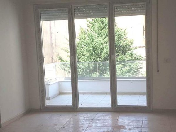 Tirane, jepet me qera apartament Kati 1, 78 m² 35.000 Leke (Rr.Robert Shvarc)