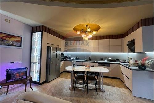 Tirane, jepet me qera Vile 4+1+A+BLK Kati 2, 265 m² 1.700 Euro (Don Bosko)