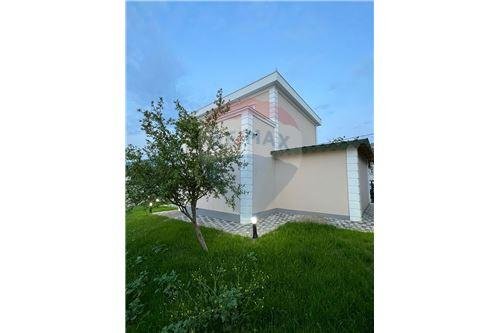 Tirane, shitet Vile 4+1+BLK Kati 0, 300 m² 180.000 Euro