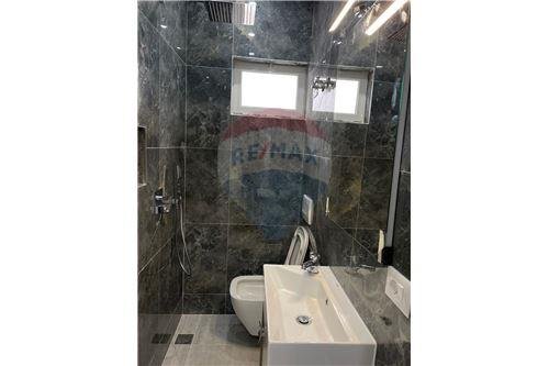 Tirane, shitet Vile 4+1+BLK Kati 0, 300 m² 180.000 Euro