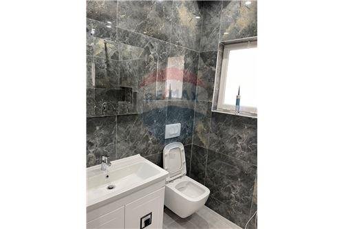 Tirane, shitet Vile 4+1+BLK Kati 0, 300 m² 180.000 Euro